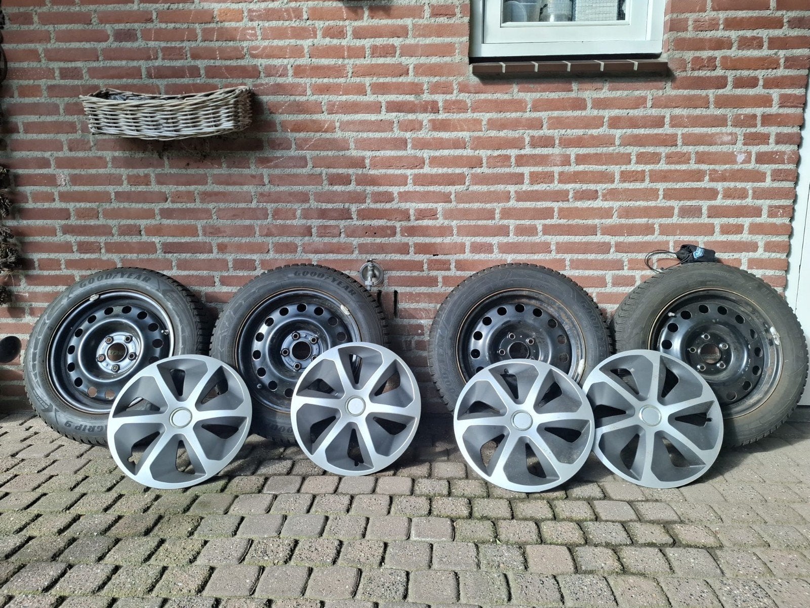 Goodyear Ultragrip Winterbanden 205/60R16 met 8-9mm profiel, Auto-onderdelen, Ophalen, Gebruikt, 16 inch, Banden en Velgen