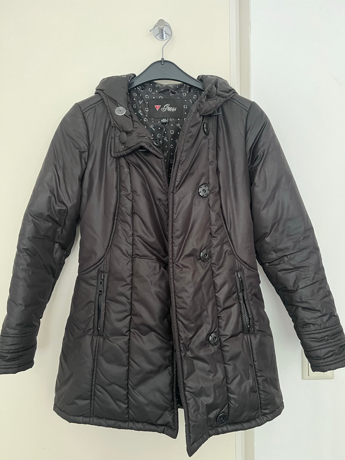 Zwarte Guess winterjas met capuchon - Maat M, Ophalen, Gedragen, Maat 36 (S), Zwart