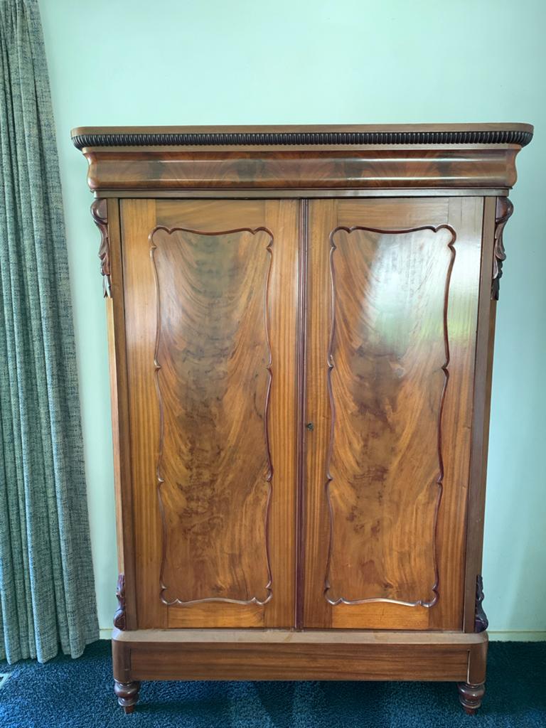 Biedermeier kledingkast/linnenkast van mahoniehout, Ophalen