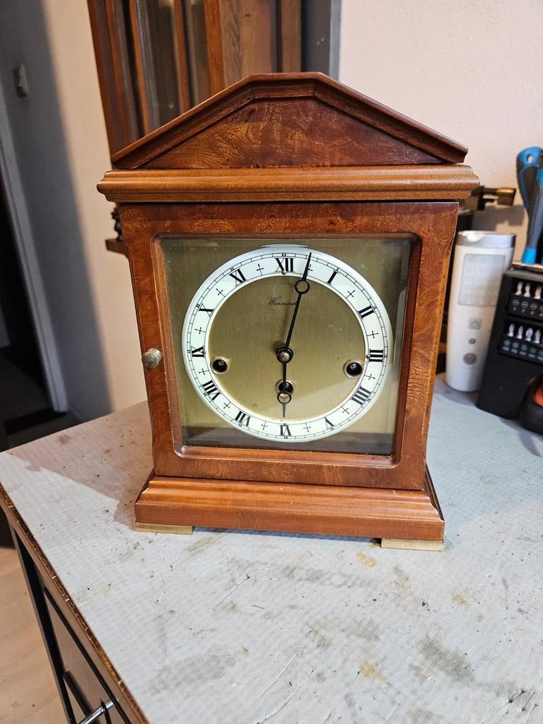 Mooie warmink noten tafel klok met kwatieslag, Ophalen of Verzenden