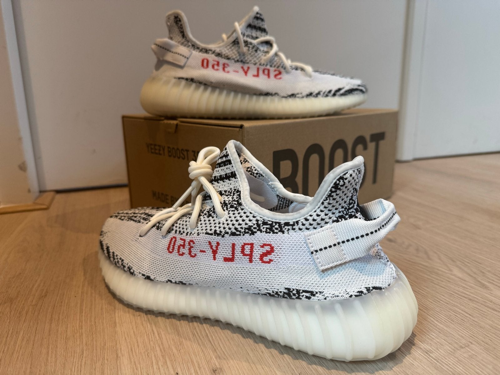 Adidas Yeezy Boost 350 V2 Zebra - Nieuw in doos, Ophalen of Verzenden, Nieuw, Wit, Sneakers of Gympen