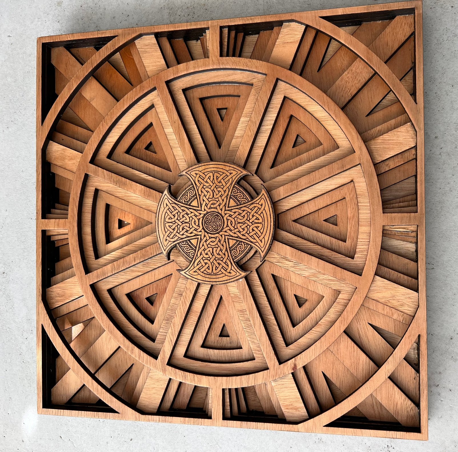 Uniek Houten wand paneel Gelaagde Mandala met Keltisch Kruis, Ophalen of Verzenden, Nieuw