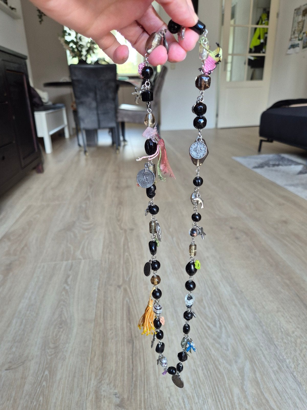 Lange ketting met kralen en bedels, Zwart, Ophalen of Verzenden, Zo goed als nieuw, Overige materialen
