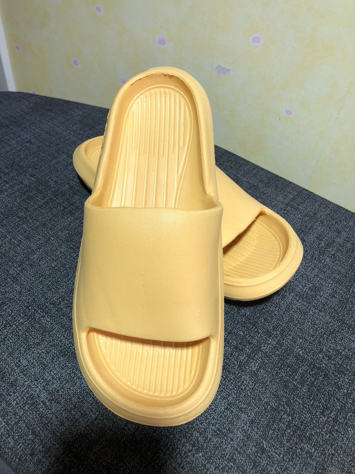 Nieuwe sluppers maat 40/41 geel, Kleding | Dames, Slippers, Geel, Nieuw, Ophalen of Verzenden