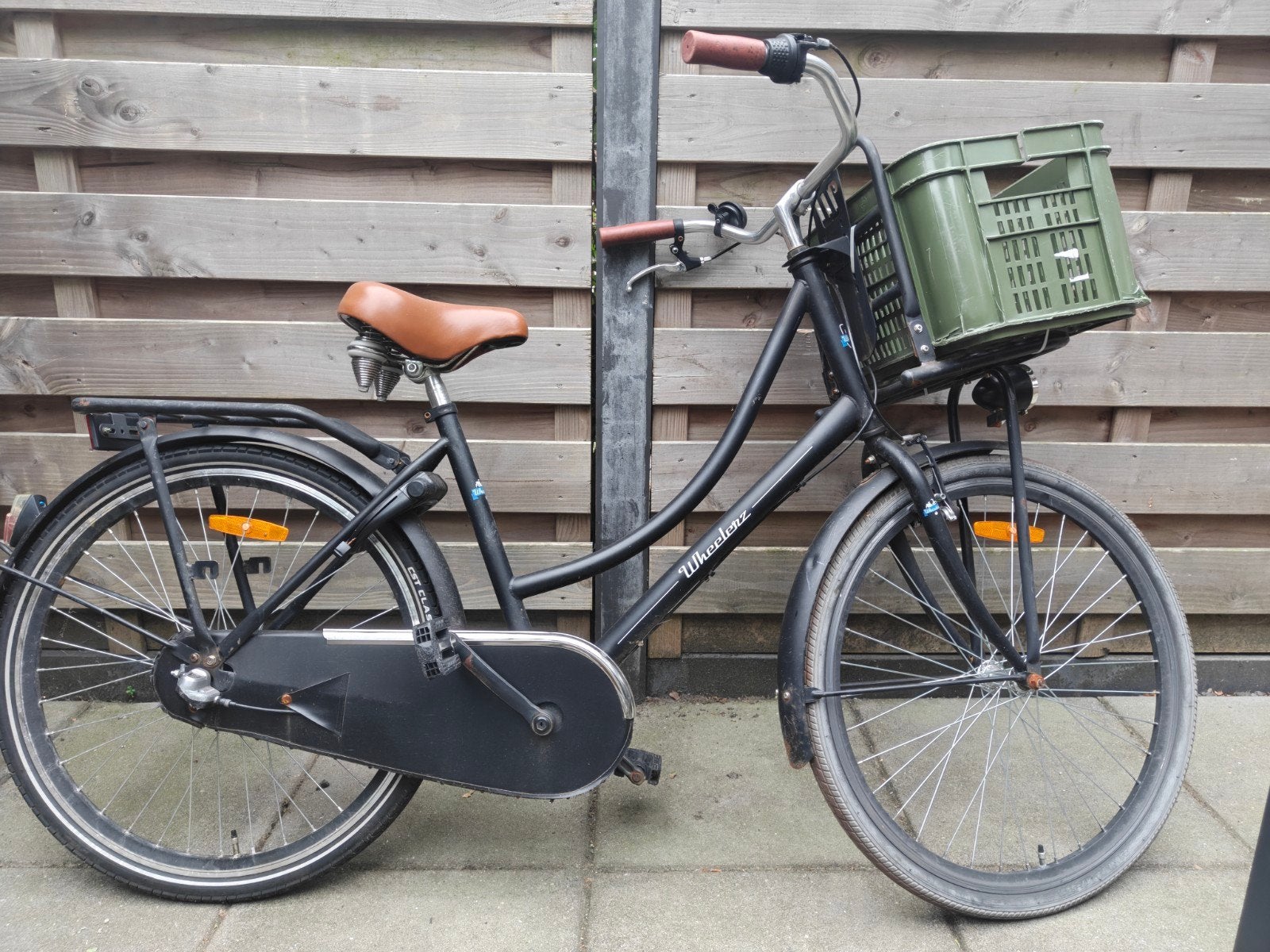 Zwarte damesfiets met krat, Fietsen en Brommers, Fietsen | Dames | Damesfietsen, Overige merken, Velgrem, Ophalen of Verzenden