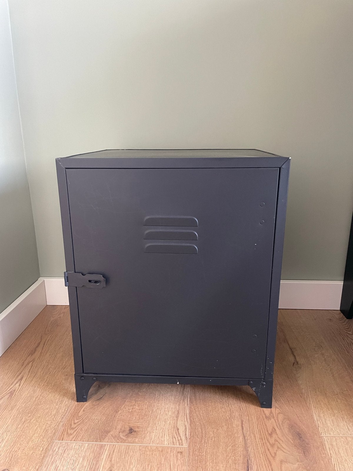 Twee zwarte Loft24 locker nachtkastjes, Gebruikt, Minder dan 45 cm, Metaal of Aluminium, Ophalen of Verzenden