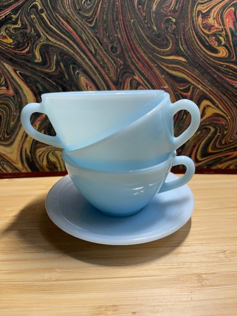 3 lichtblauwe Duralex opaline melkglas koffiekopjes, Huis en Inrichting, Keuken | Servies, Ophalen of Verzenden, Overige stijlen