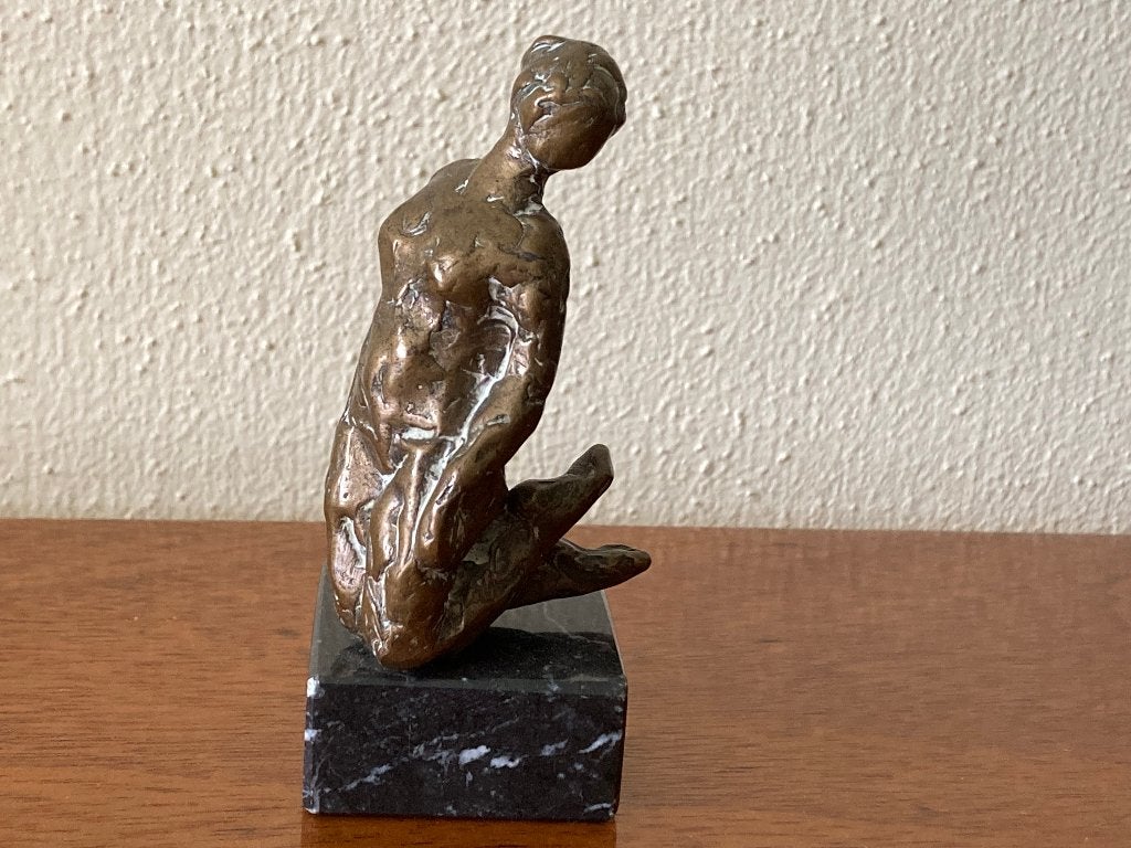 Bronzen beeldje zittend naakte vrouw. onbekende kunstenaar, Minder dan 20 cm, Ophalen of Verzenden, Brons, Beeld