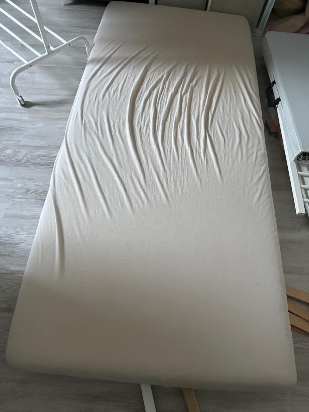 Eenpersoonsmatras 90x200 met hoeslaken, Ophalen, Gebruikt, 90 cm, Eenpersoons