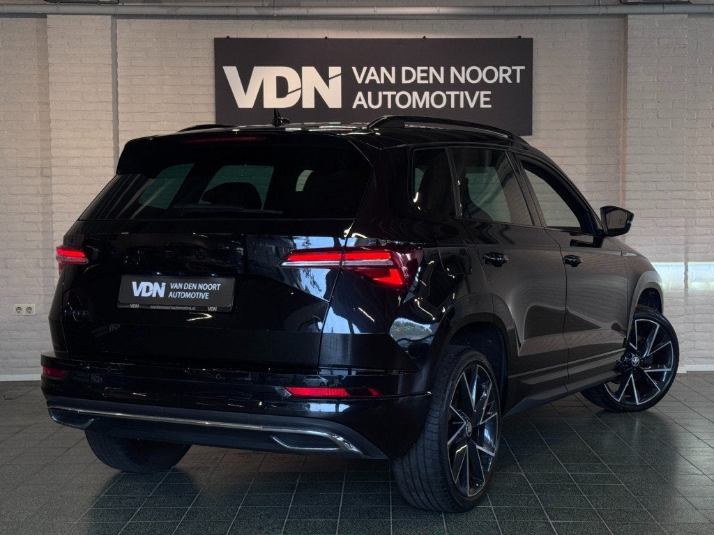 Skoda KAROQ 1.5 TSI Sportline Business DSG DCC Stoel-/stuurv, Automaat, Verwarmde buitenspiegels, 4 cilinders, Zwart