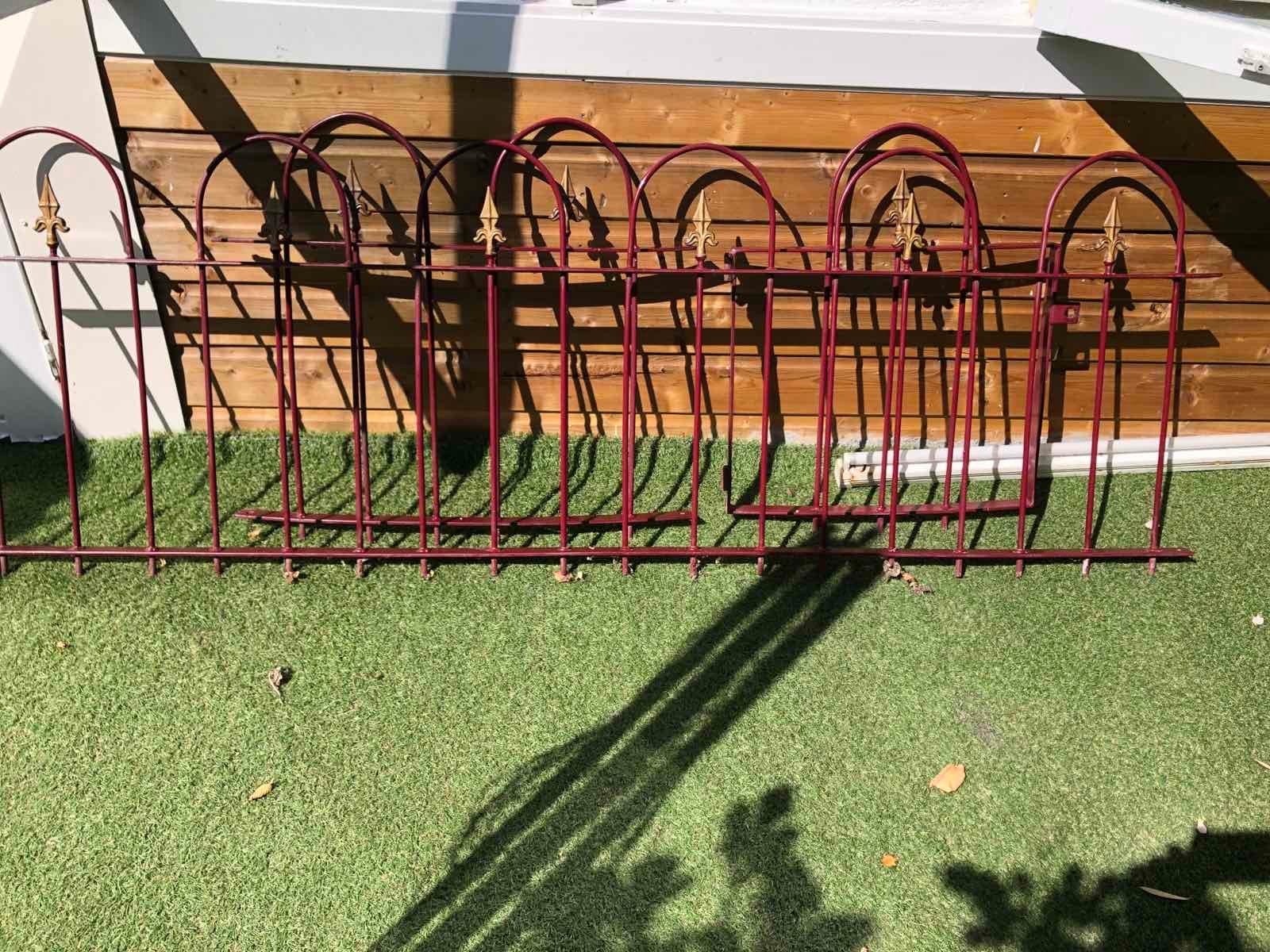 Sierlijk rood hekwerk met poortje en palen, Met poort, Gebruikt, Ophalen of Verzenden, Sierhekwerk