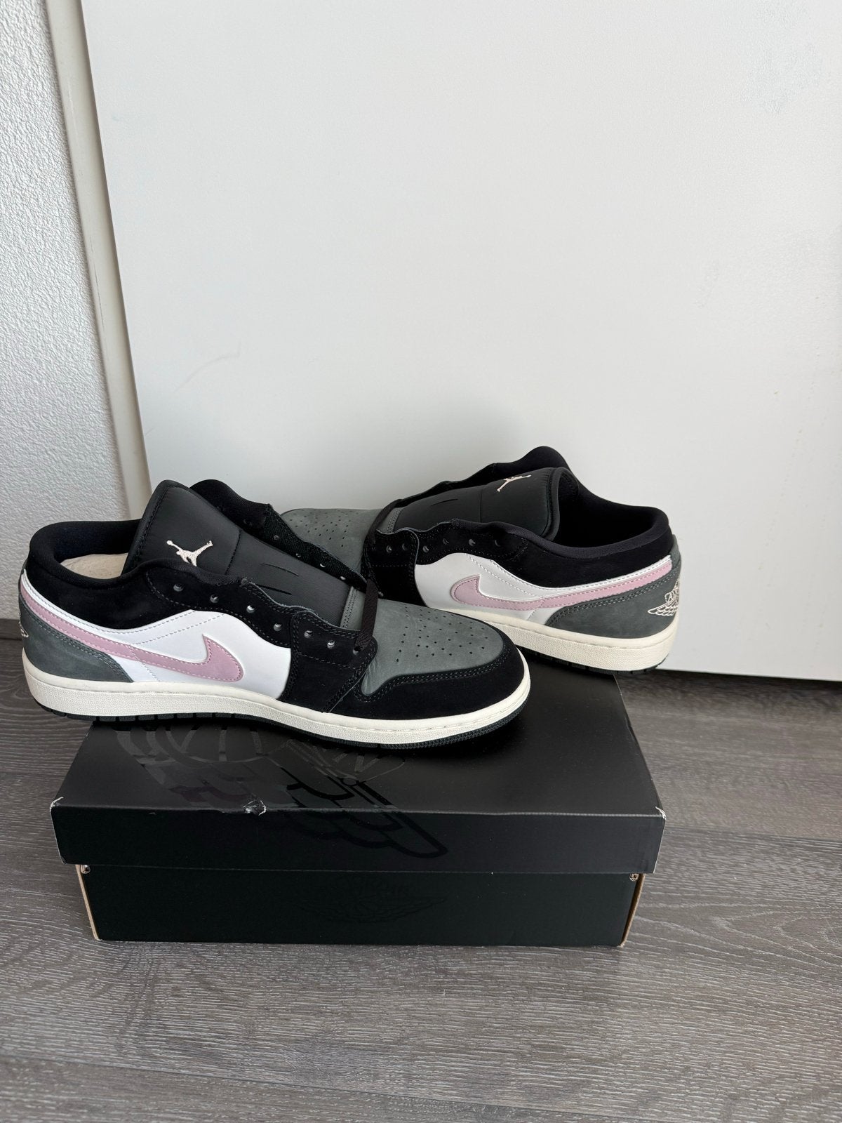 Nike Air Jordan 1 Low SE "Black Iced Carmine" - Maat 44,5, Ophalen of Verzenden, Nieuw, Zwart, Sneakers of Gympen
