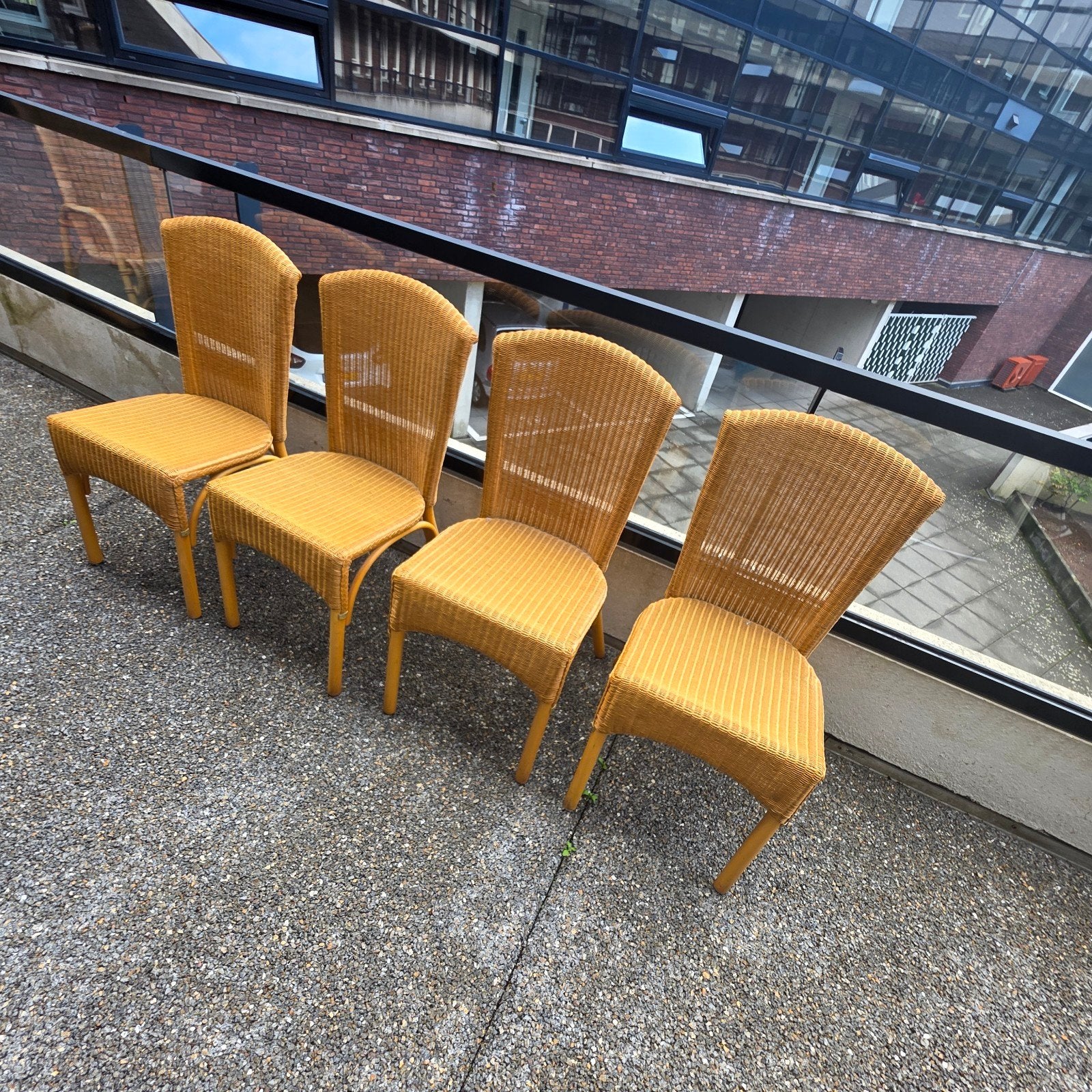 4 rotan stoelen, Huis en Inrichting, Ophalen of Verzenden, Zo goed als nieuw, Bruin, Twee