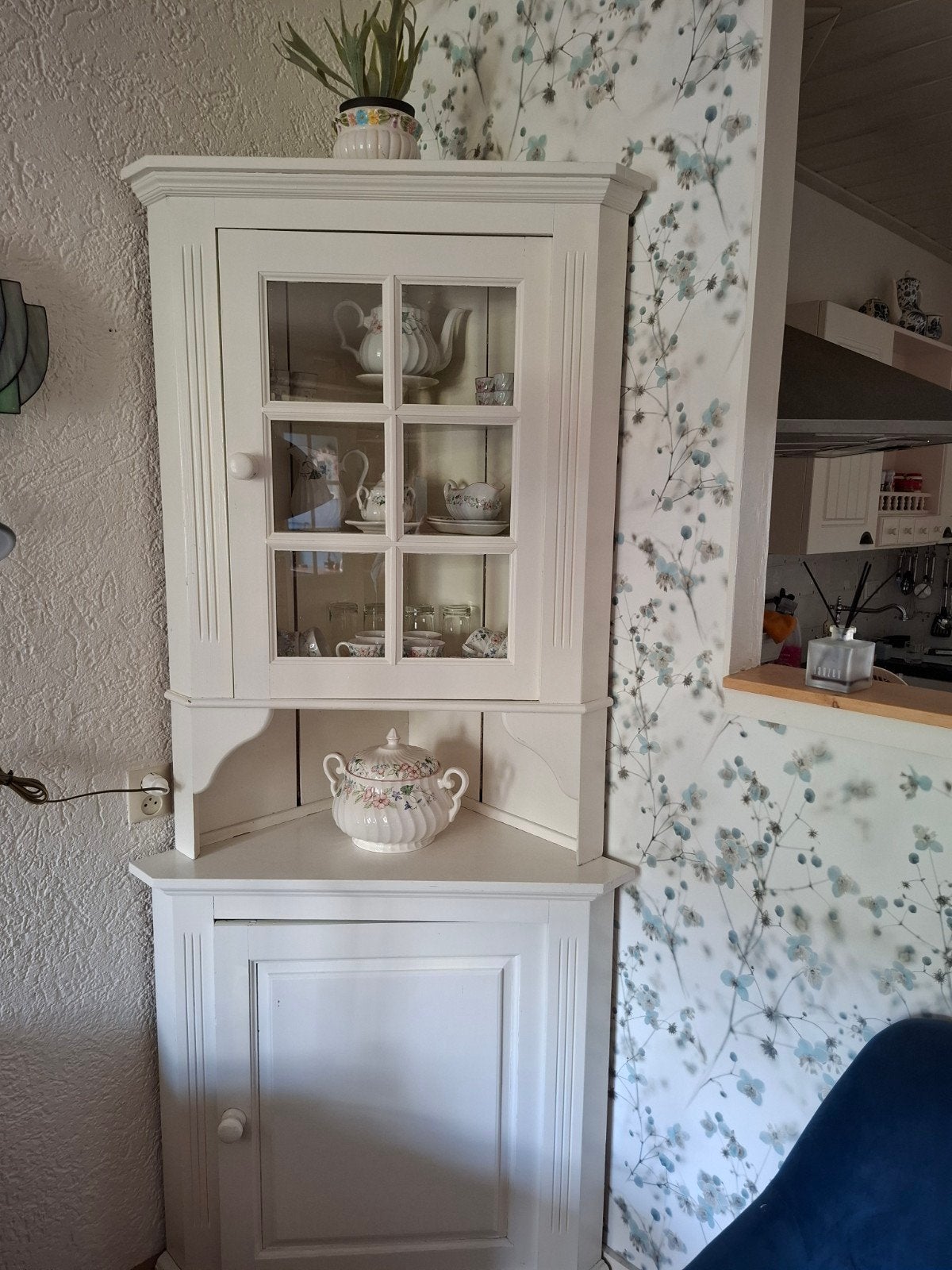 Mooie witte hoekkast met vitrine en opbergruimte, Ophalen, Gebruikt