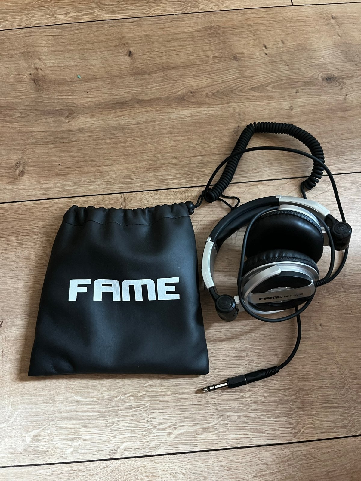 Fame MDR-V950 Hoofdtelefoon met draagtas, Audio, Tv en Foto, Koptelefoons, Overige merken, Gebruikt, Ophalen of Verzenden, Draagtas/etui