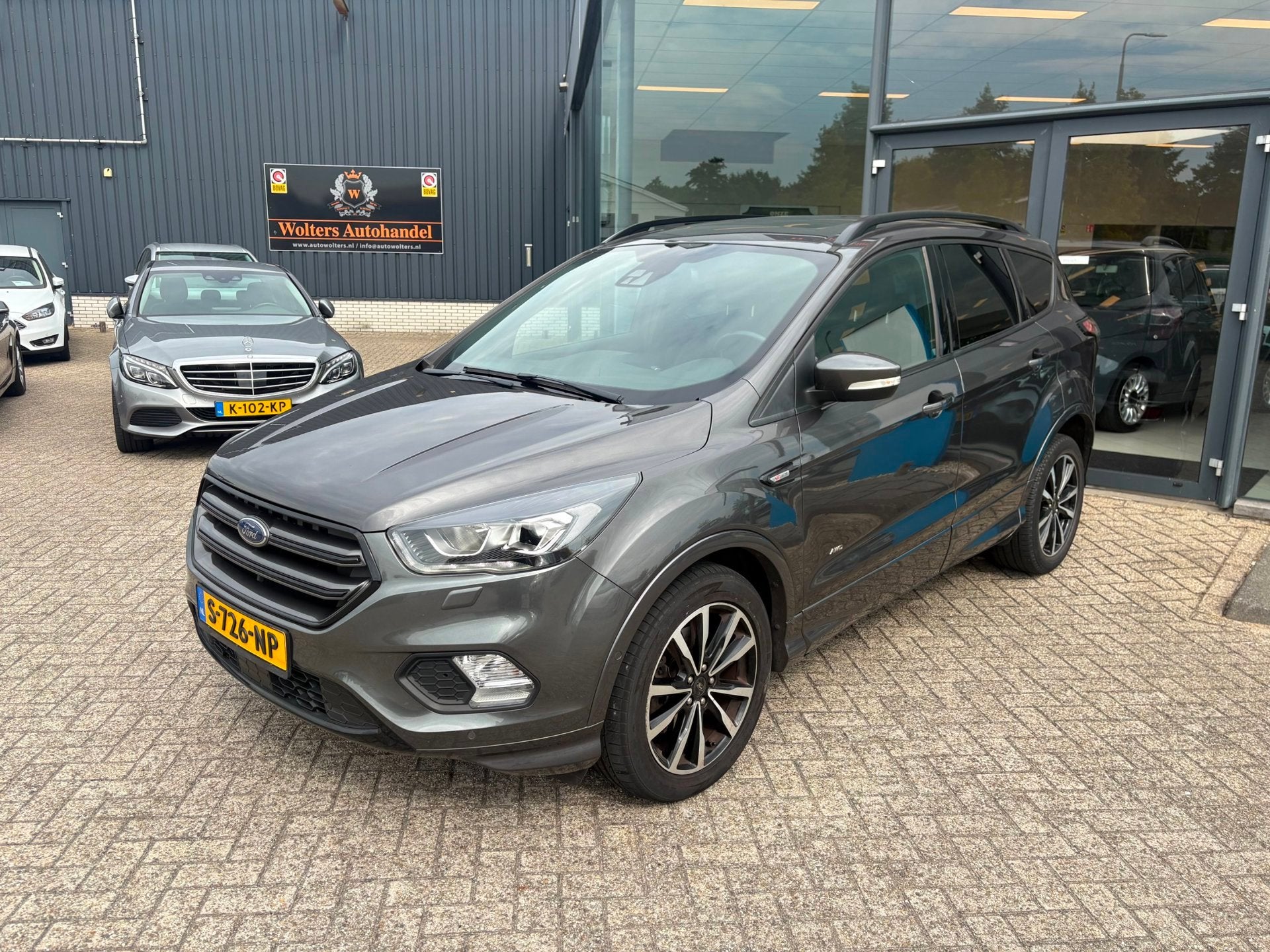 Ford Kuga 1.5 Titanium Styling Pack 4WD *AUT, Auto's, Automaat, Dealer onderhouden, 4 cilinders, 1850 kg
