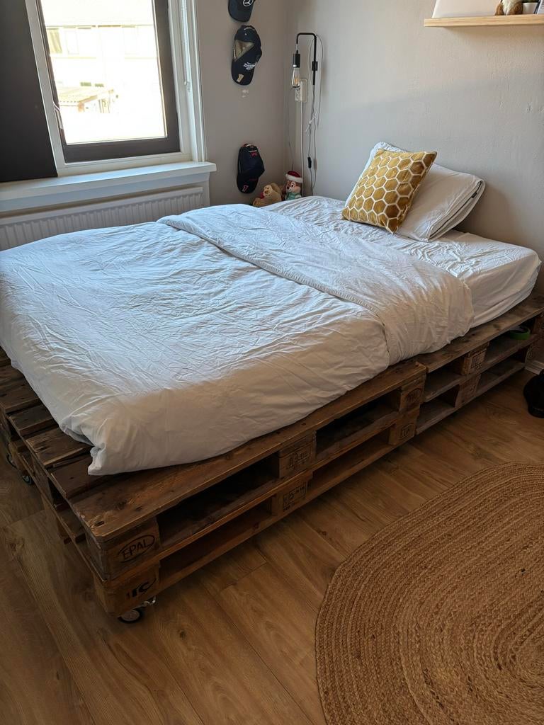 Zelfgemaakt palletbed met wieltjes (160x210 cm), Ophalen, Gebruikt, Bruin, 210 cm