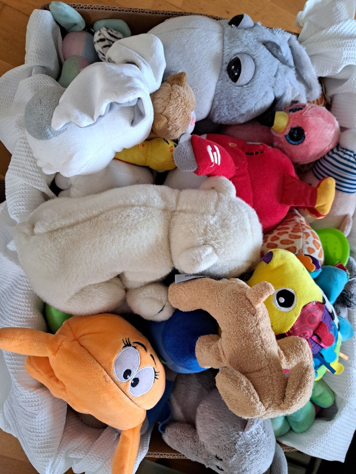 Grote doos vol diverse knuffels, Ophalen, Gebruikt, Middelgroot (20 tot 80 cm), Meerkleurig