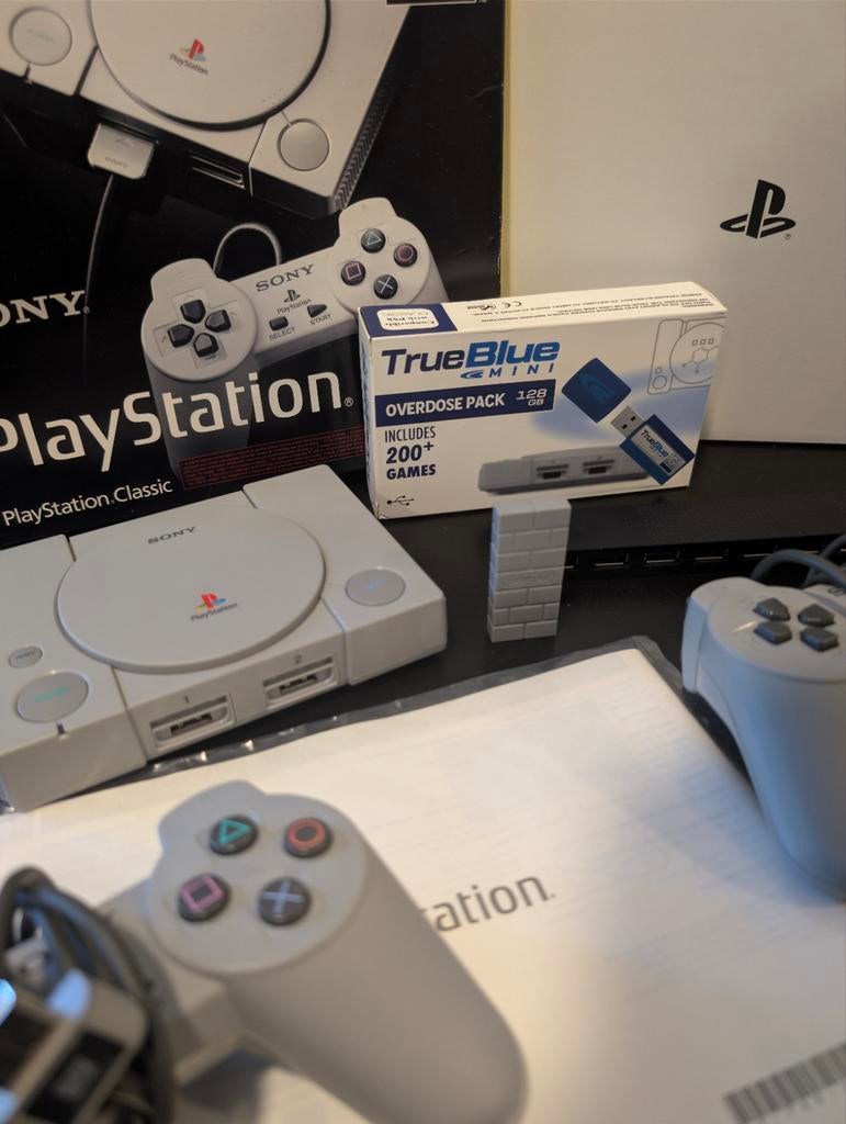 PlayStation Classic inc. TrueBlue Mini (200+ games) & 8Bitdo, Ophalen of Verzenden, Zo goed als nieuw, Met 2 controllers, Met games