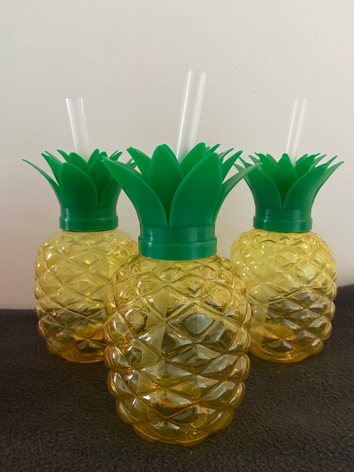 Leuke cocktail bekers in fruitvorm (ananas en aardbei), Huis en Inrichting, Keuken | Keukenbenodigdheden, Overige typen, Kunststof