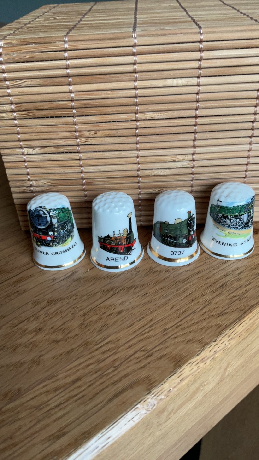 Treinen vingerhoed vingerhoedje vingerhoedjes vingerhoeden, Verzamelen, Vingerhoedjes, Ophalen of Verzenden, Zo goed als nieuw