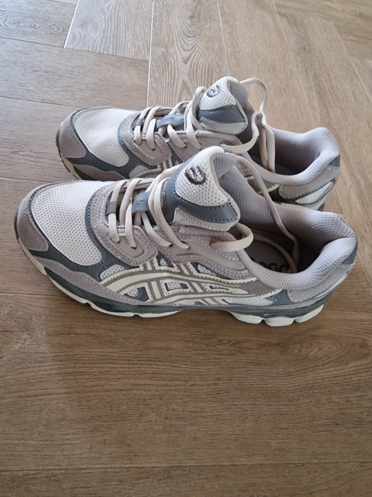 Nieuwe Asics NYC Gel sneakers - Grijs/Crème - Maat 41.5, Overige kleuren, Nieuw, Ophalen of Verzenden, Sneakers of Gympen