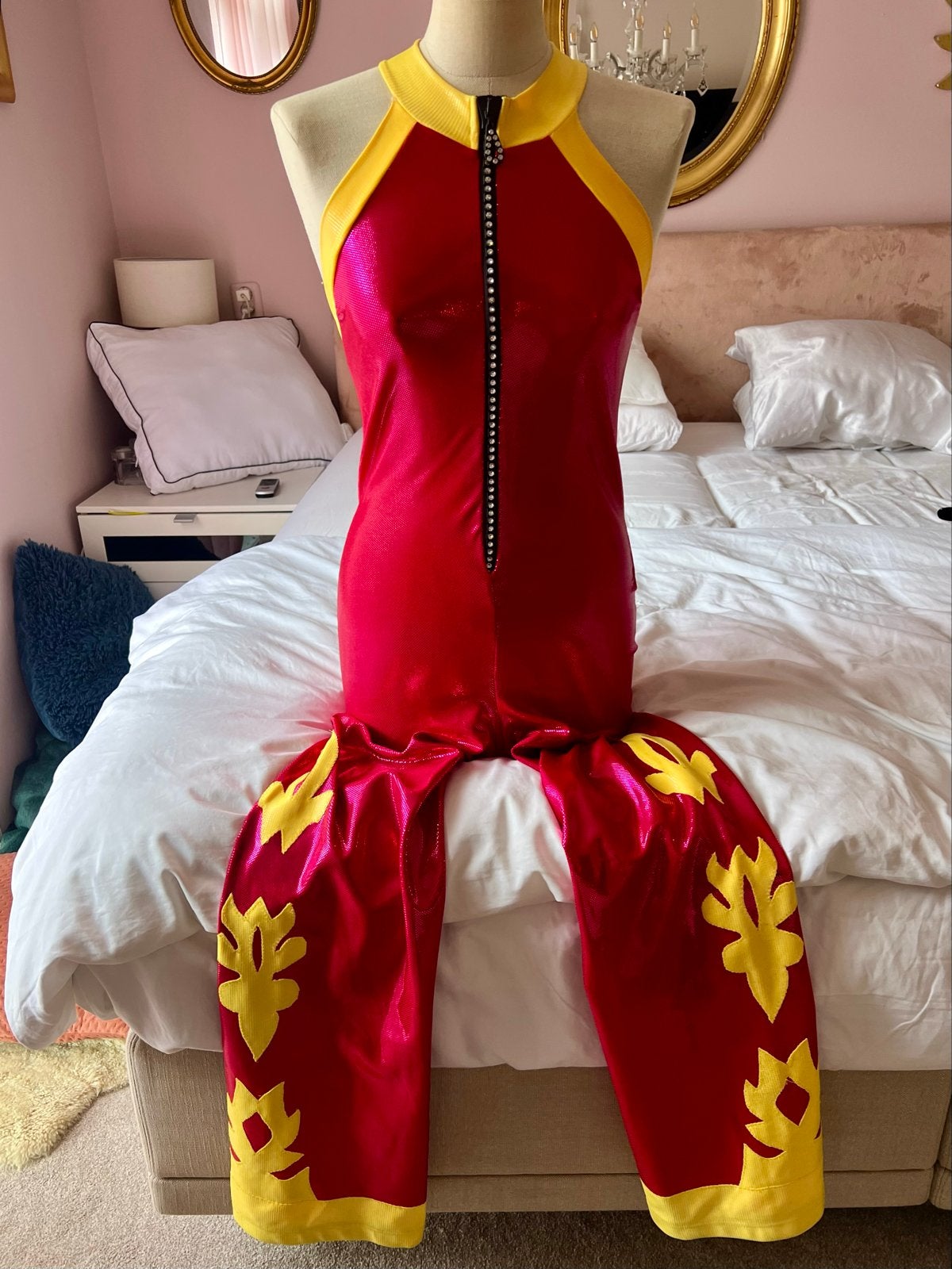 Opvallende roze jumpsuit met gele accenten en strass, mt 36, Kleding | Dames, Jumpsuits, Ophalen of Verzenden, Gedragen, Maat 36 (S)