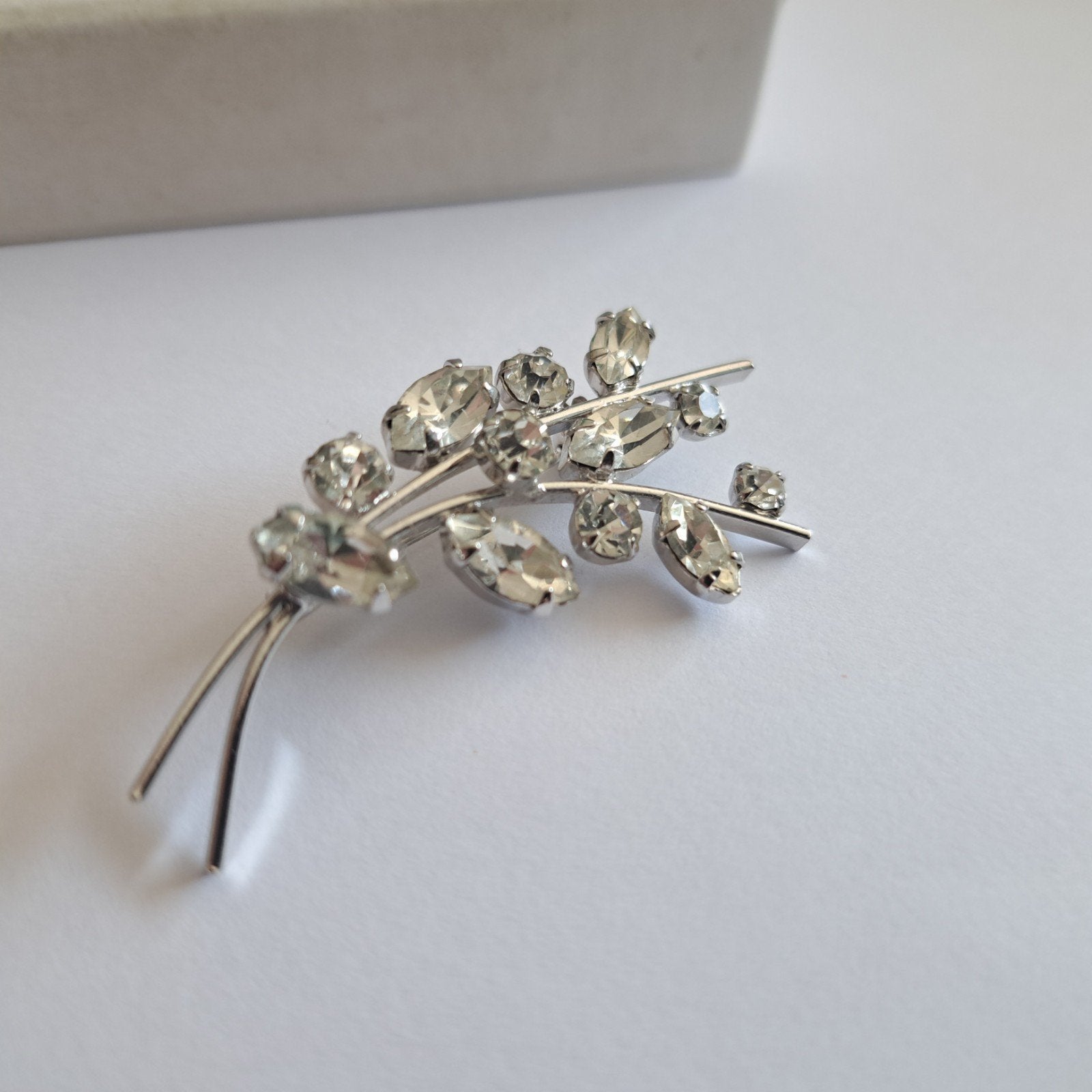 Oude strass broche, Sieraden, Tassen en Uiterlijk, Broches, Verzenden, Gebruikt, Zilver, Overige materialen