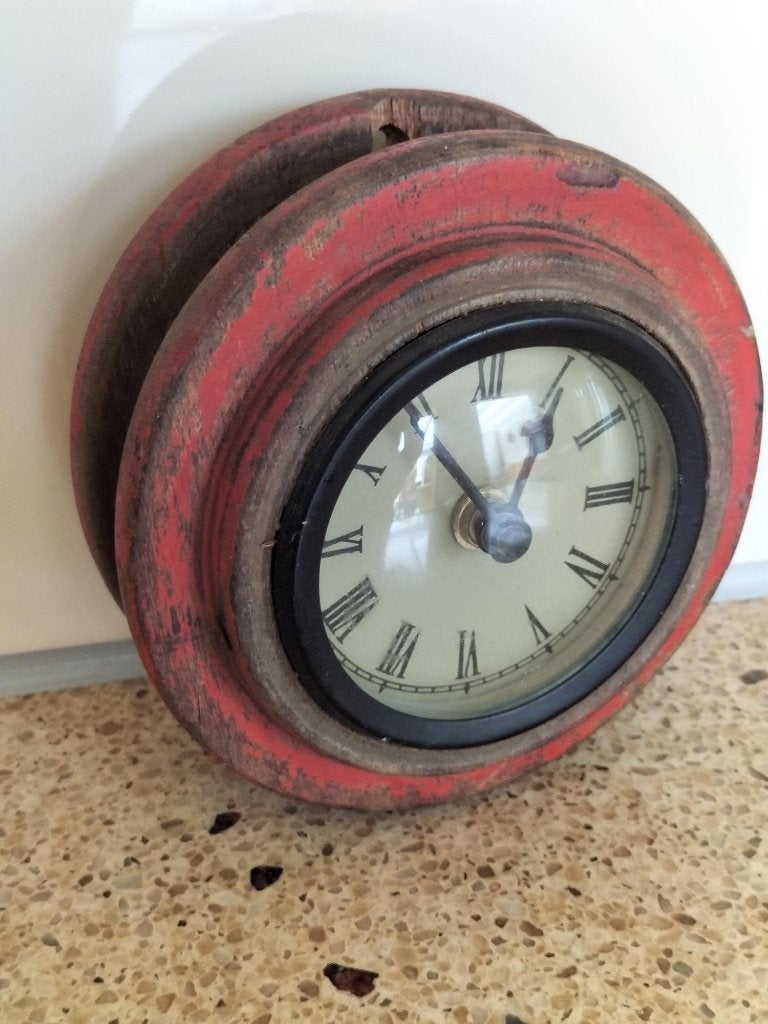 Leuke rode kleine katrol wand klok van hout diameter, Verzenden, Vintage, Analoog, Werkt op batterijen