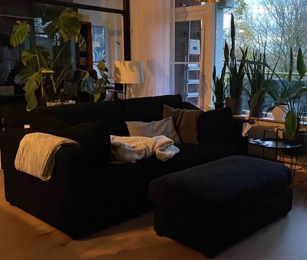 Goossens Ravenia bank + hocker, zwarte ribstof, zeer netjes, Ophalen, 100 tot 125 cm, Driepersoons, Zo goed als nieuw
