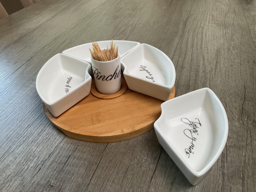 Tapas serveerschaal met prikkershouder op houten plateau., Keramiek, Ophalen of Verzenden, Effen, Schaal of Schalen