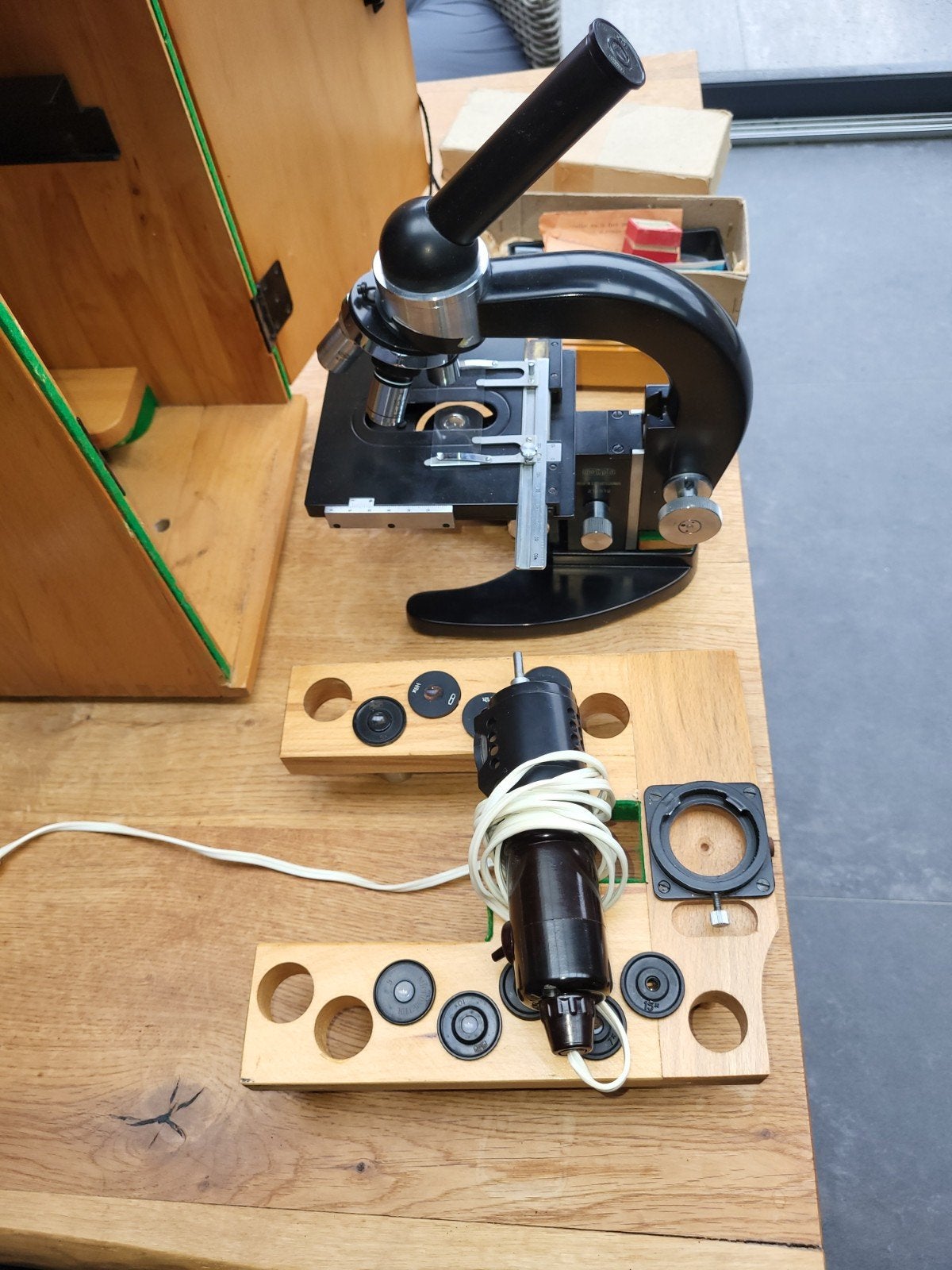 Vintage  Microscoop met Houten Kist en Accessoire, Ophalen of Verzenden, Gebruikt, 400x tot 1000x, Biologische microscoop