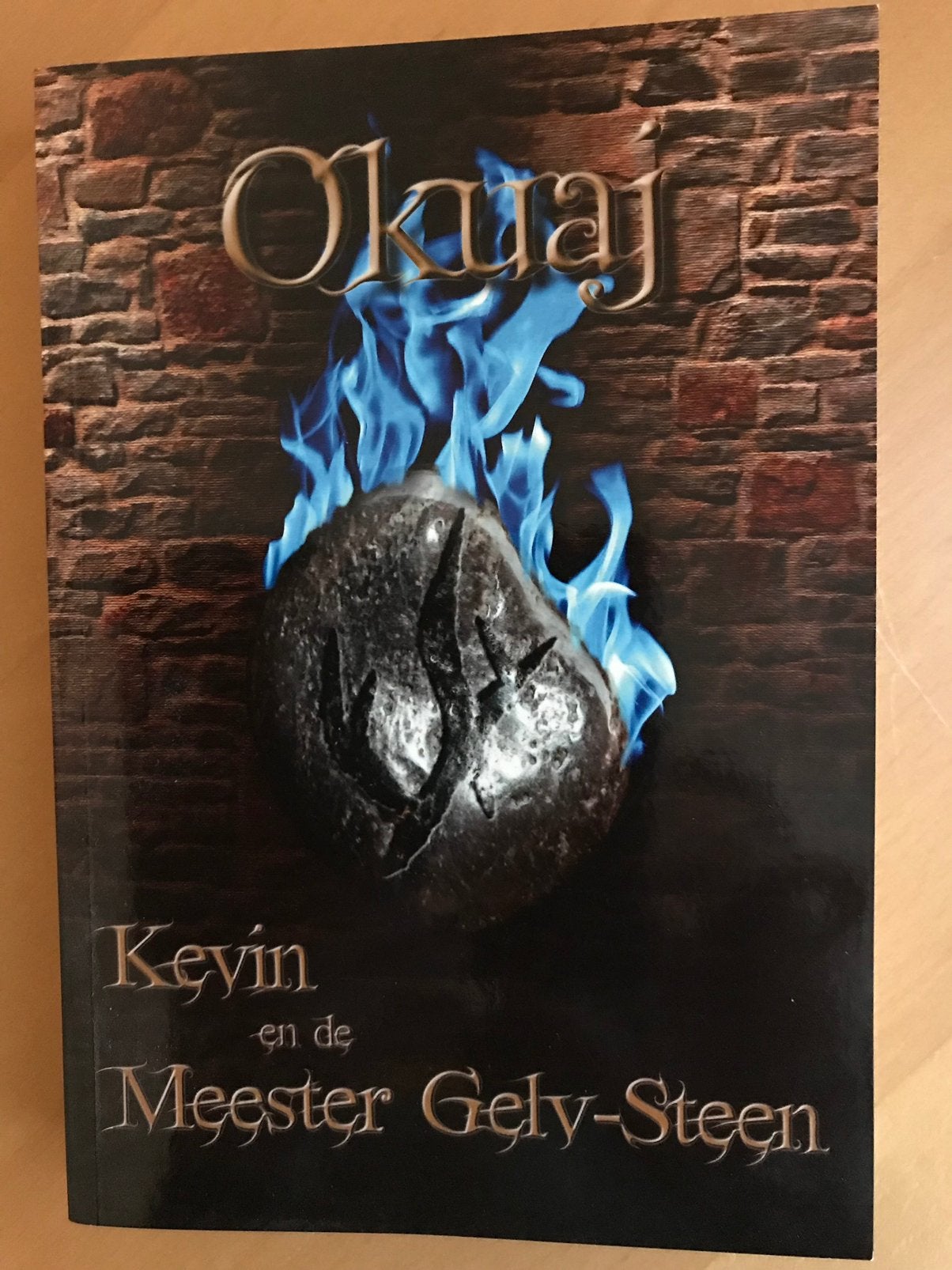 Kevin en de Meester Gelv-Steen, schrijver Okuaj, Boeken, Fantasy, Zo goed als nieuw, Ophalen