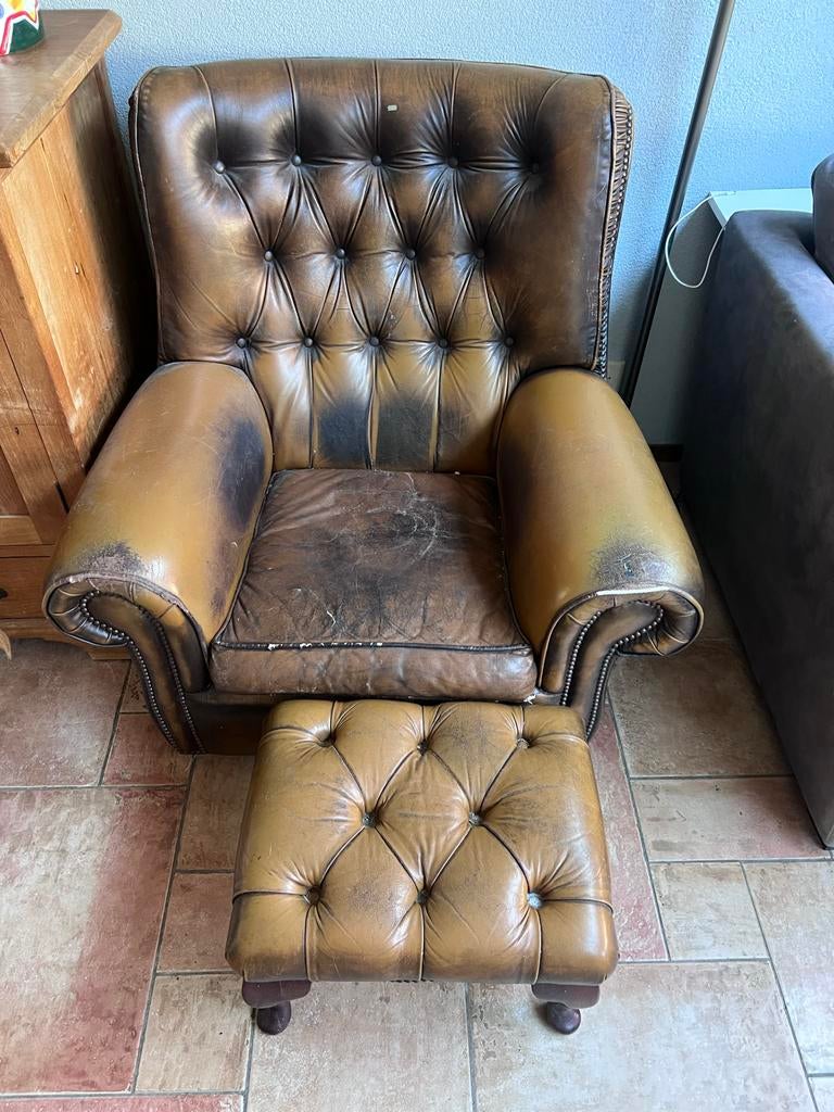 Vintage Chesterfield style fauteuil met voetenbank, Huis en Inrichting, Ophalen, Zo goed als nieuw, Leer, 75 tot 100 cm
