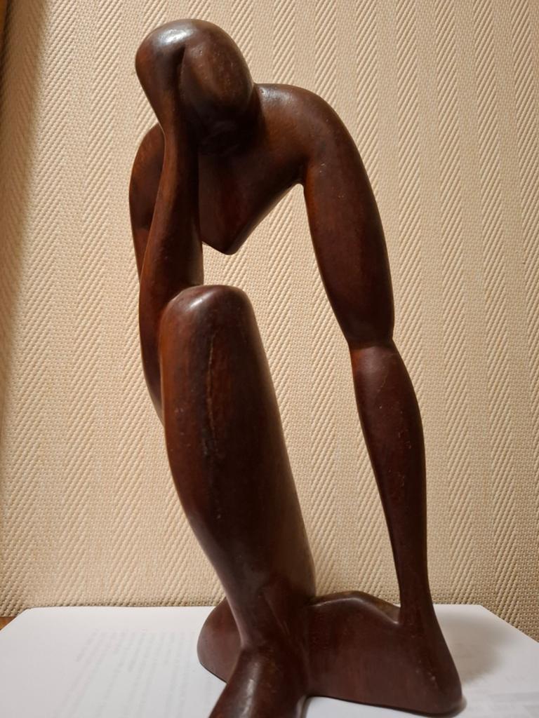 Afrikaans houten beeld 'De Denker' - 33 cm hoog, Houtsnijwerk, Ophalen of Verzenden, Handgemaakt, 20 - 50 cm