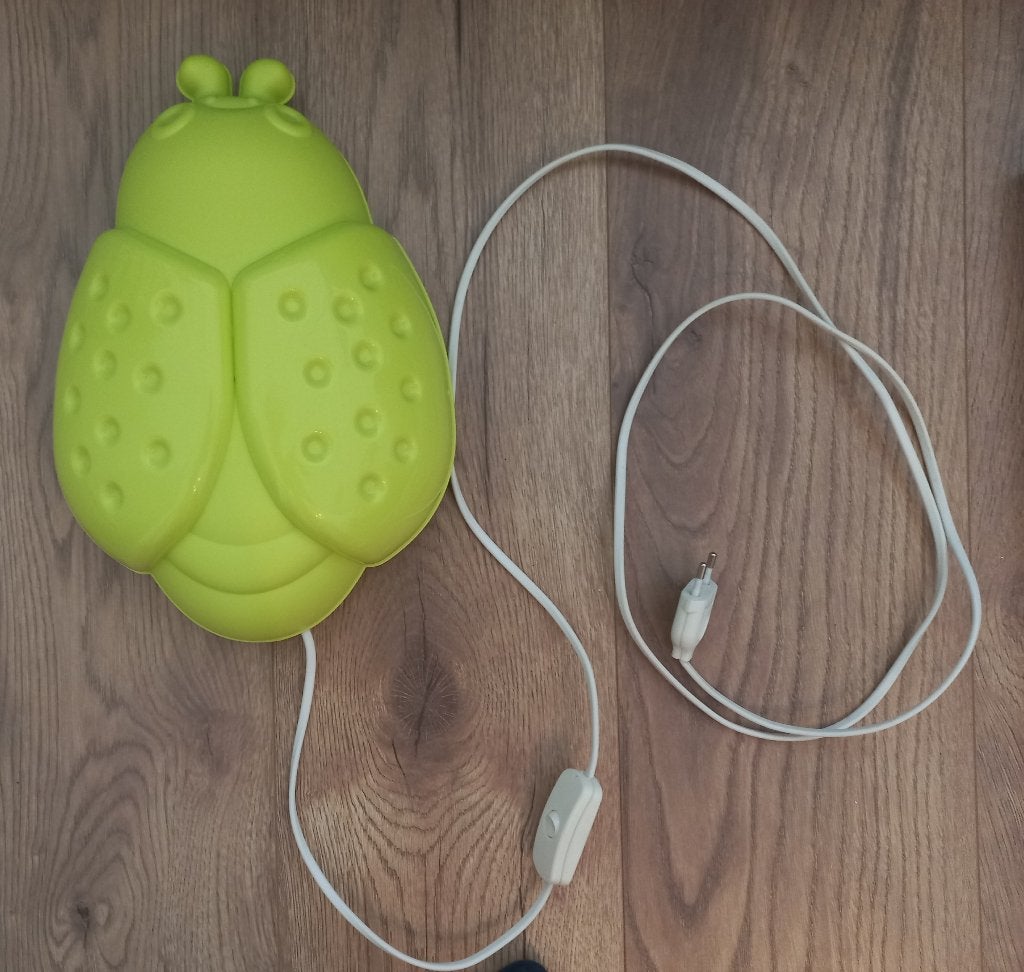 wandlamp lamp kinderkamer gifgroen kever Ikea, Huis en Inrichting, IKEA, Zo goed als nieuw, Met snoer/stekker, Kunststof