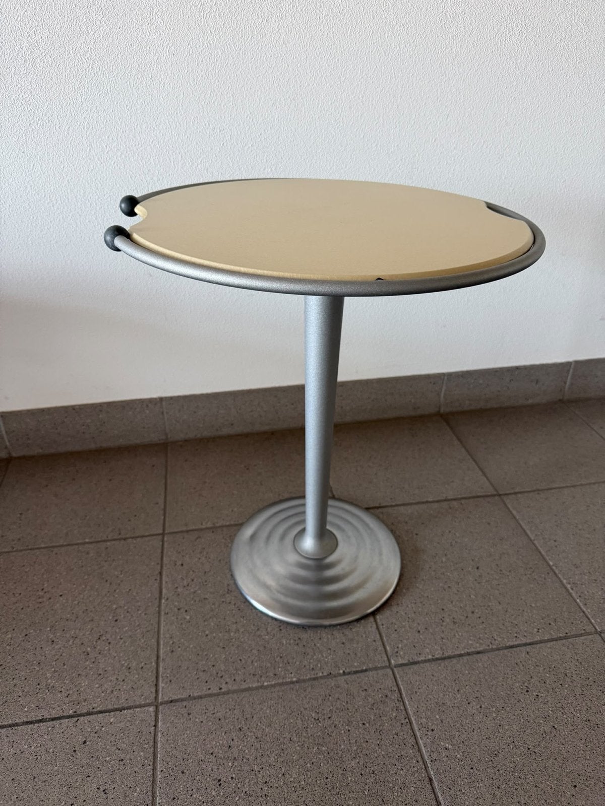 Leolux Besico design bijzettafeltjes 2 stuks Siggy Fischer, Huis en Inrichting, Minder dan 55 cm, Gebruikt, Metaal of Aluminium