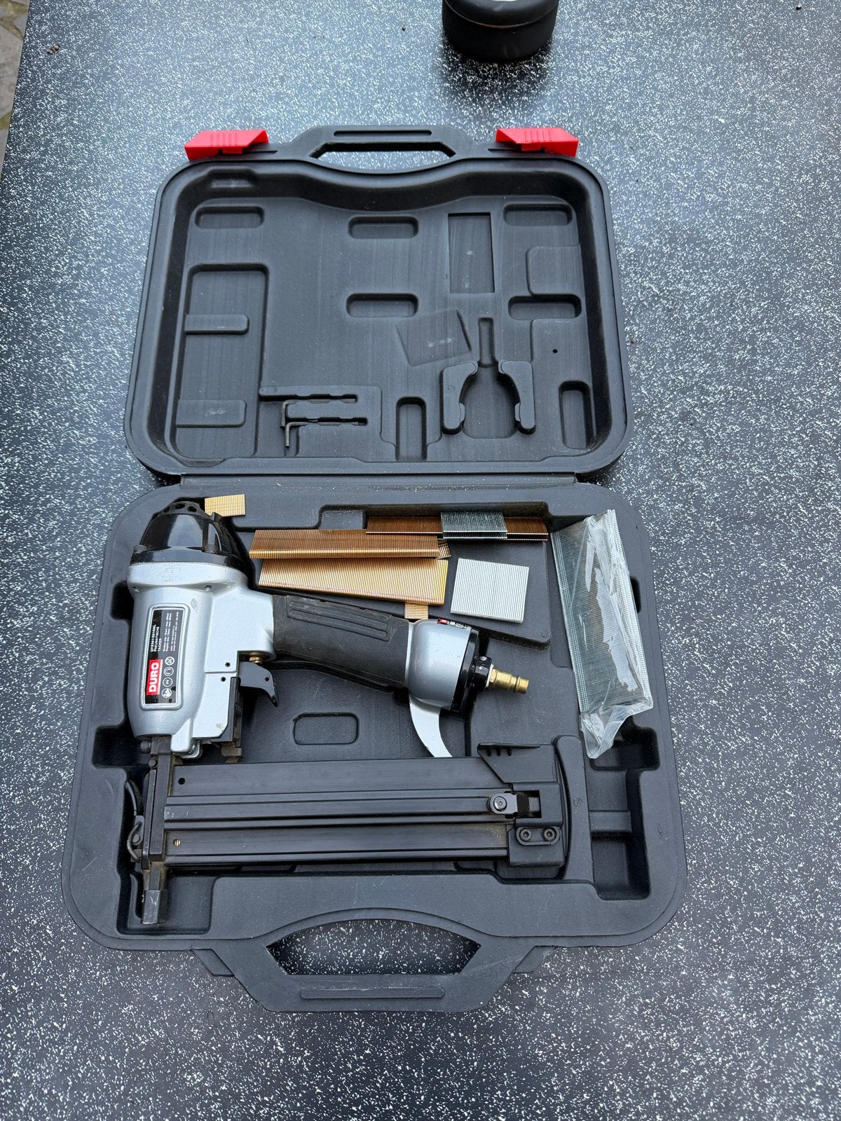 Pneumatische Tacker - Compleet met koffer en nietjes, Ophalen, Gebruikt, Tacker/nietmachine, Overige merken