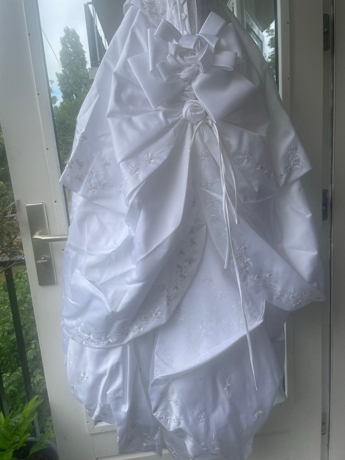 Lilly Trouwjurk met sluier - Zo goed als nieuw, Kleding | Dames, Ophalen of Verzenden, Zo goed als nieuw, Wit, Trouwjurk