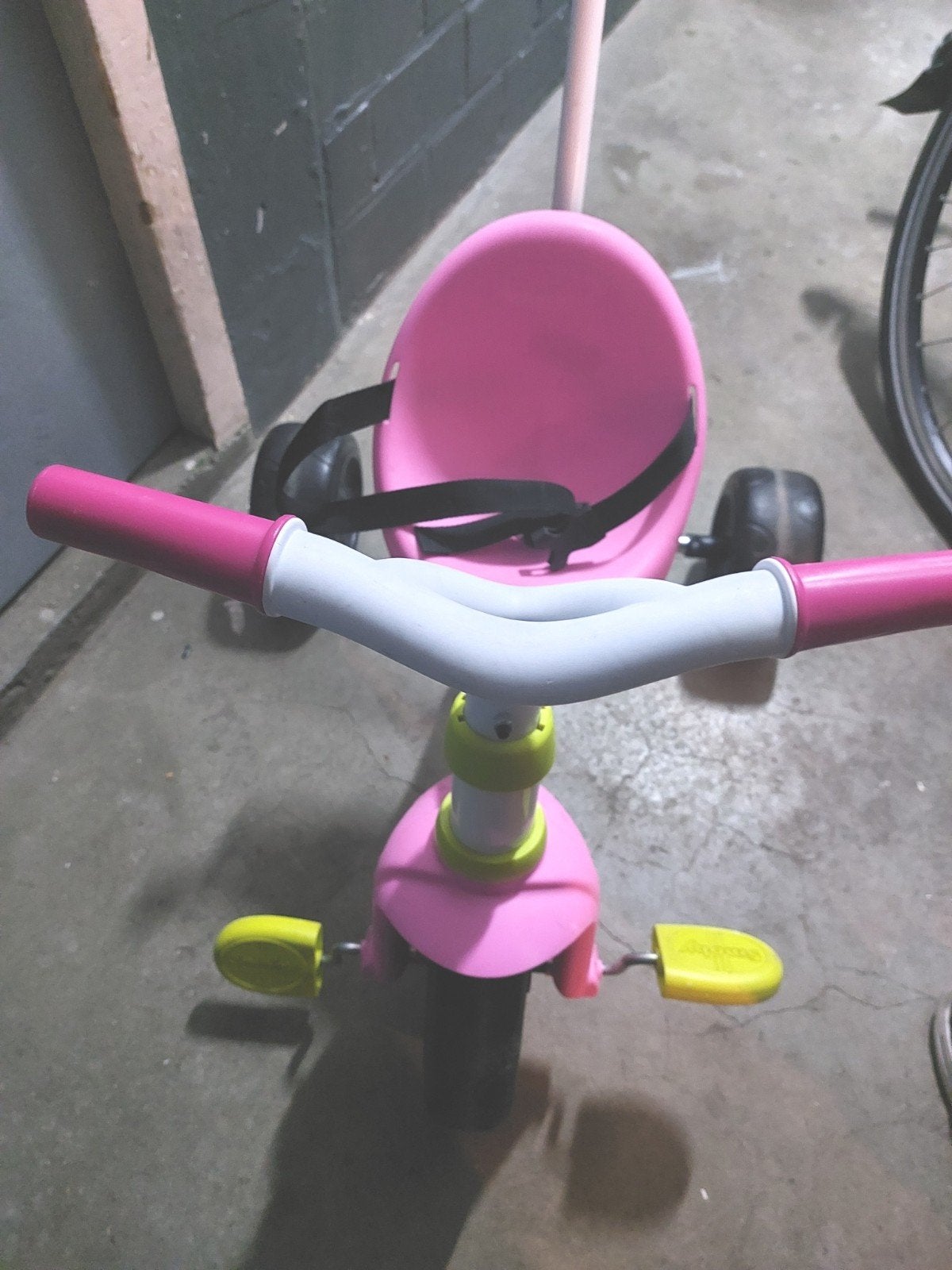 Nauwelijks gebruikt peuter dreumes roze driewieler met duwst, Ophalen of Verzenden, Zo goed als nieuw