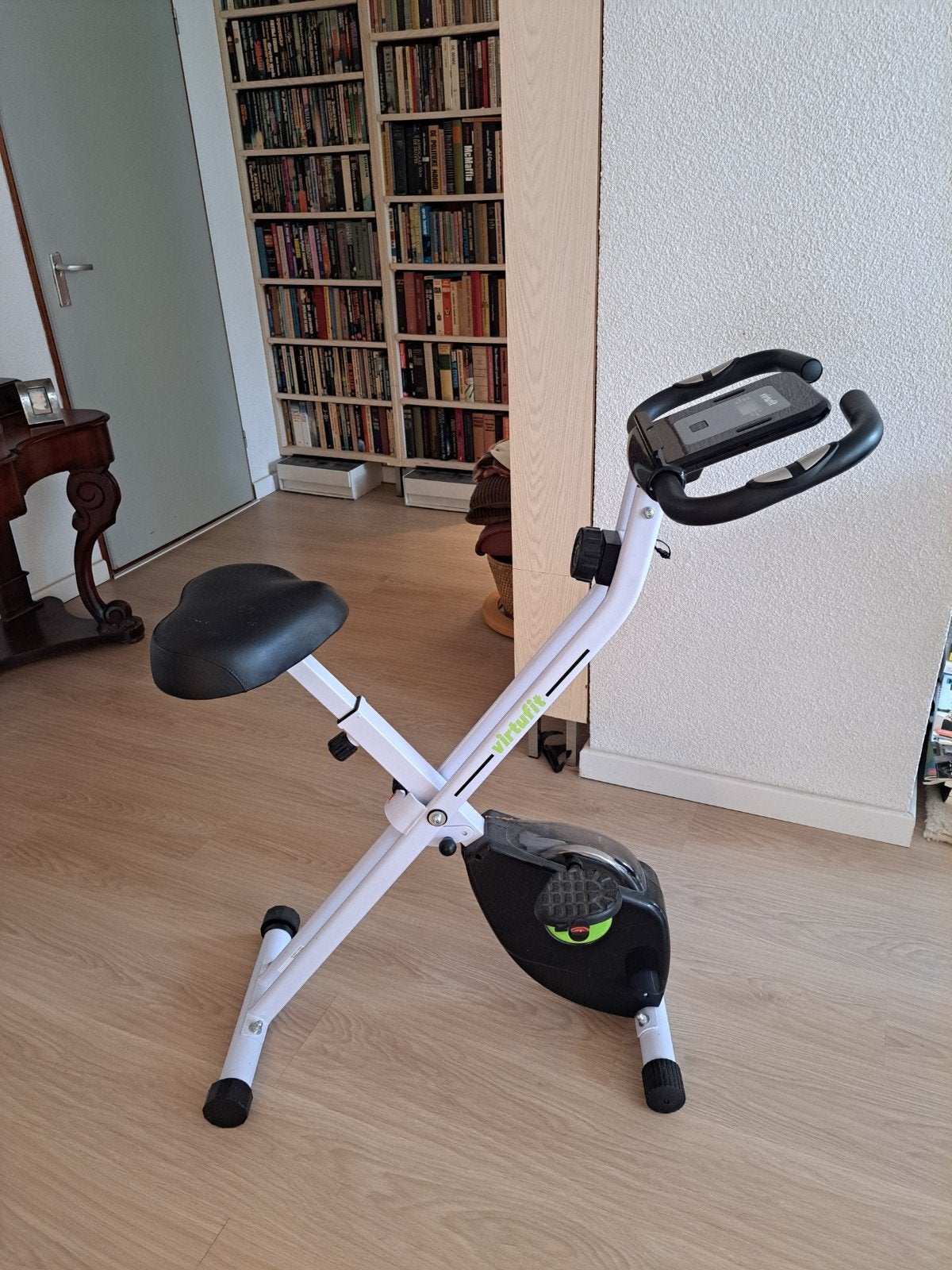 VirtuFit Hometrainer - Compact en Opvouwbaar, Ophalen, Zo goed als nieuw, Metaal, Benen