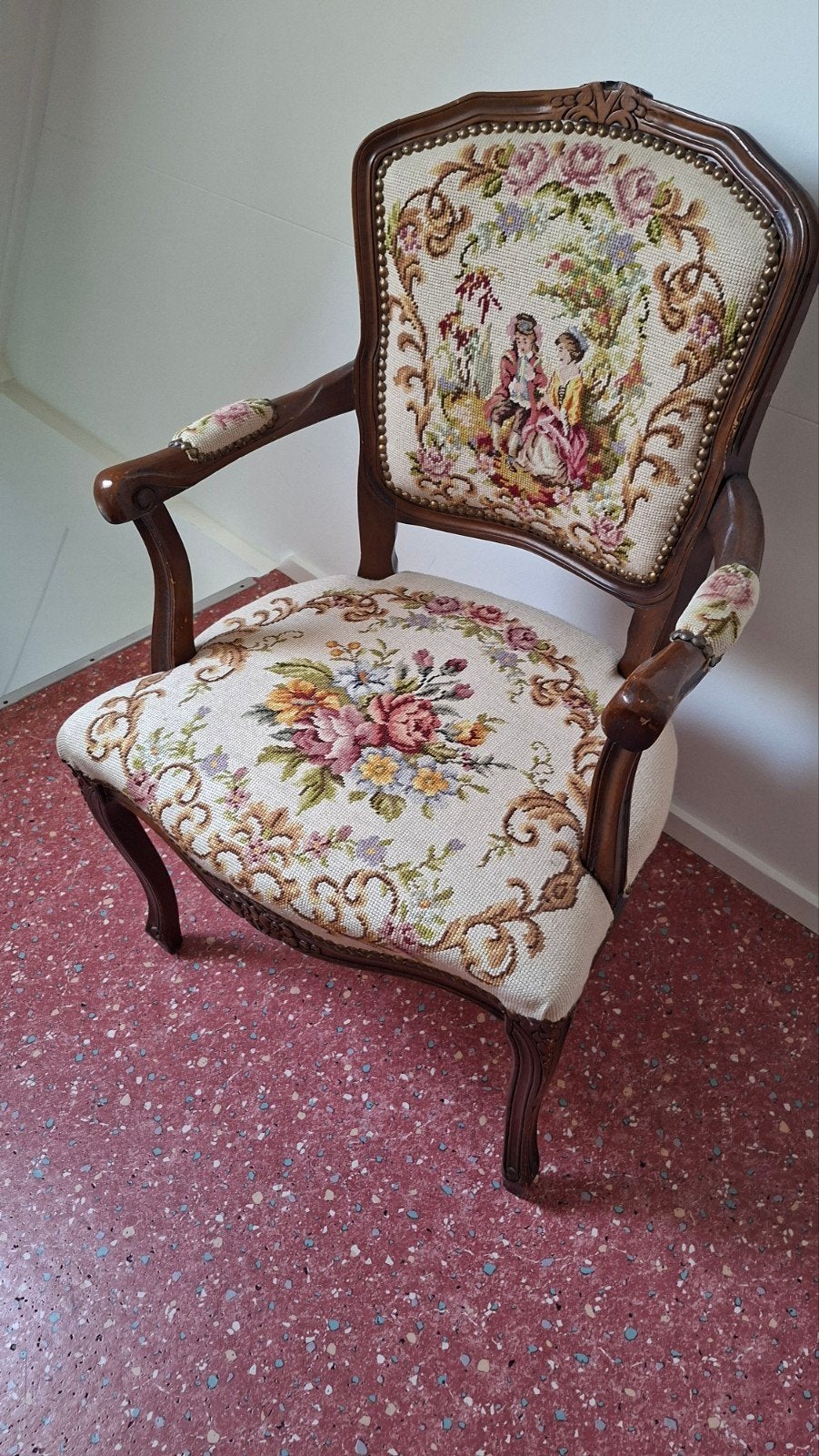 Antieke fauteuil met geborduurde bekleding, Ophalen