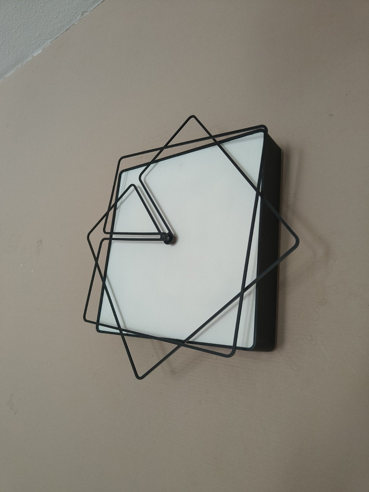 Moderne frameklok met uniek design, Huis en Inrichting, Woonaccessoires | Klokken, Wandklok, Ophalen of Verzenden, Zo goed als nieuw