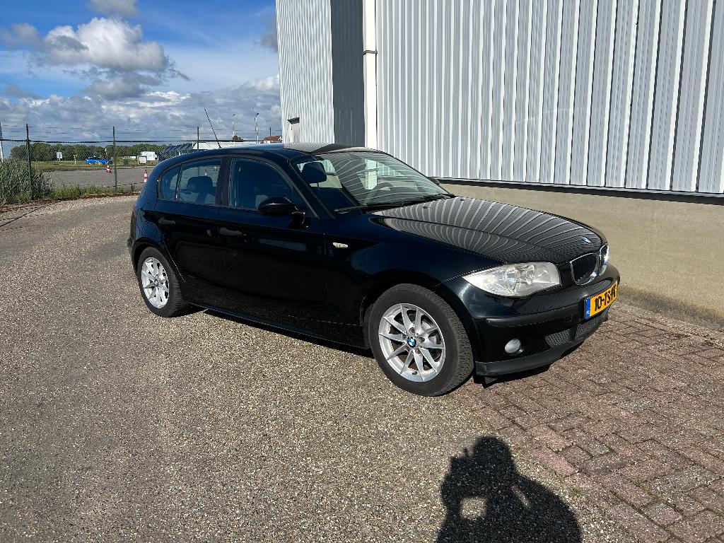 BMW 1-Serie 1.6 116I 2007 Zwart, Auto's, BMW, 1596 cc, Zwart, 4 cilinders, 635 kg
