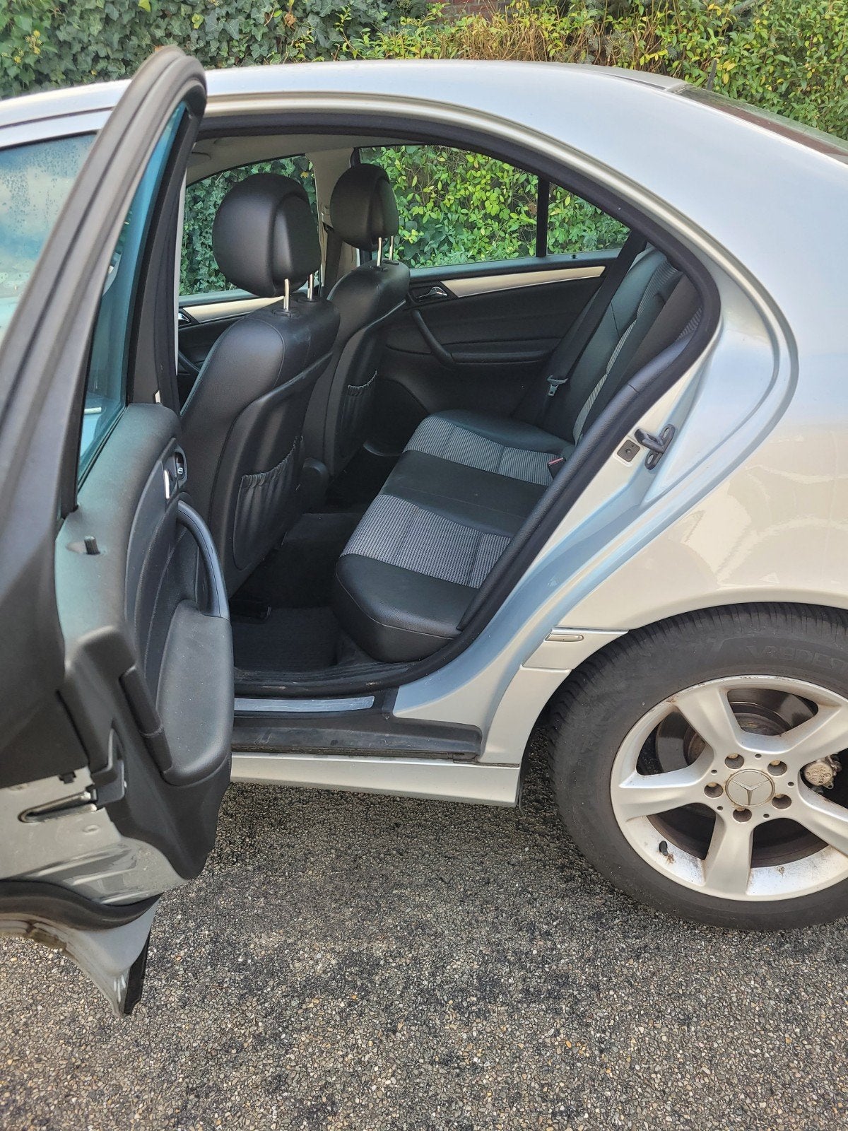 Mercedes-Benz C-Klasse 1.8 C180 Kompr Sedan 2006 Grijs, Airbags, 1796 cc, Origineel Nederlands, 75 €/maand