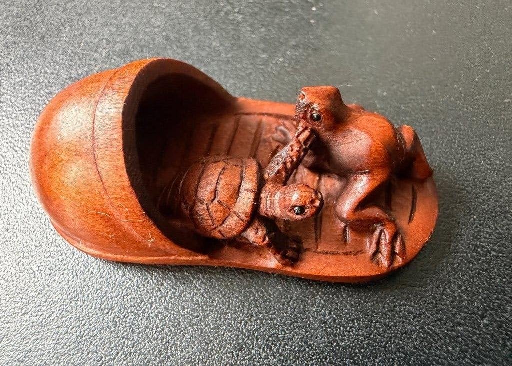 Boxwood Netsuke -kikker en een schildpad in een schoen, Ophalen of Verzenden