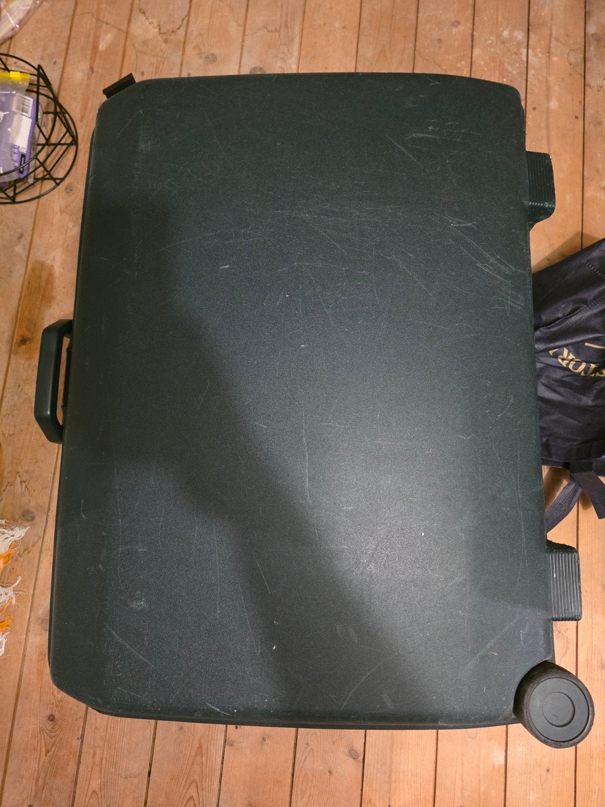 Grote donkergroene koffer met wieltjes en slot, Gebruikt, Hard kunststof, 45 tot 55 cm, 70 cm of meer