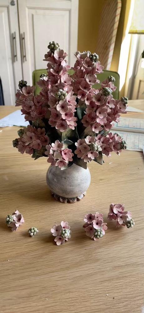 Vintage Capodimonte bloemstuk Visconti Mollica - met schade, Huis en Inrichting, Gebruikt, Roze, Ophalen of Verzenden, Overige merken