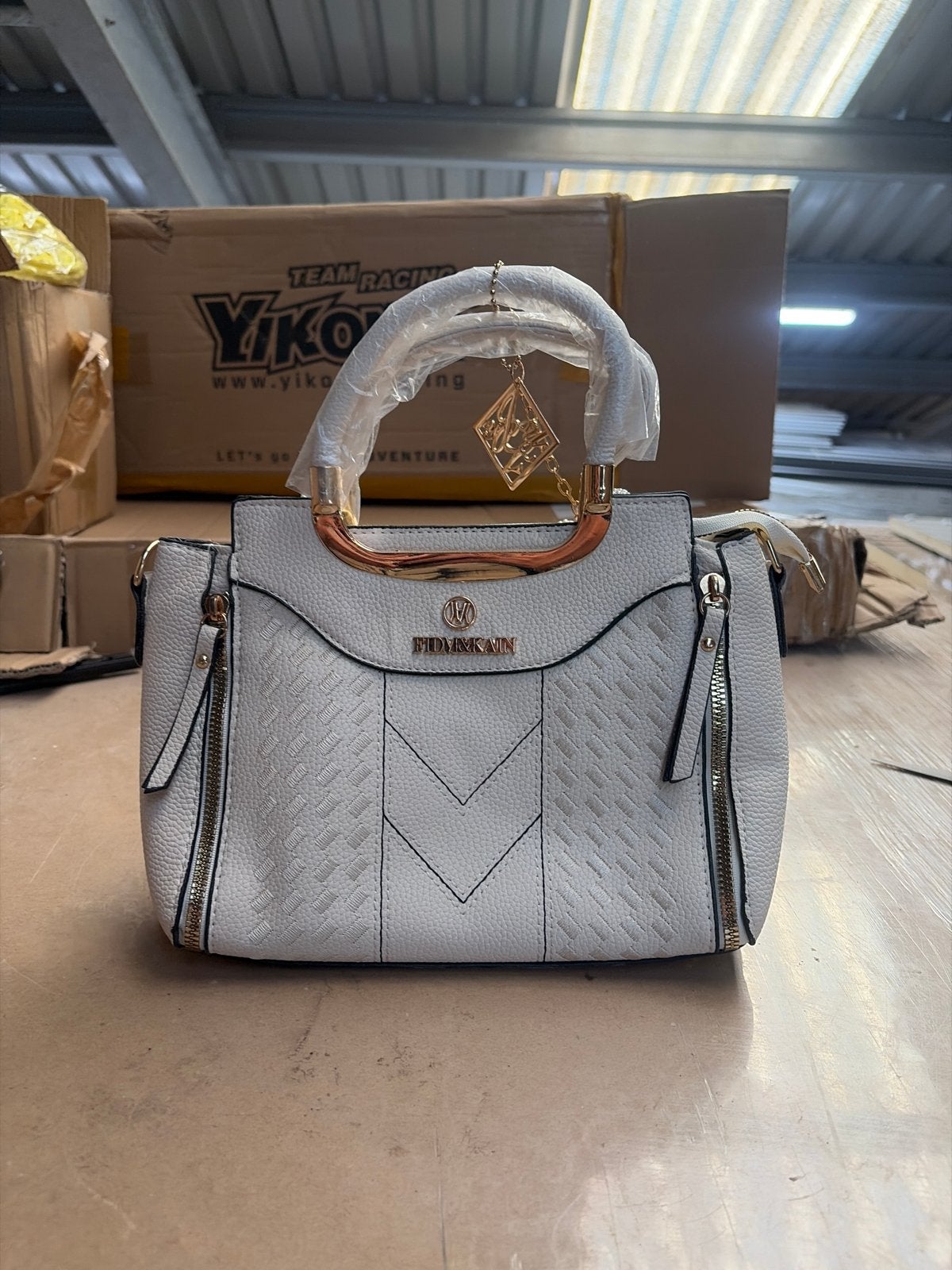 Stijlvolle witte handtas met gouden accenten, Sieraden, Tassen en Uiterlijk, Tassen | Damestassen, Ophalen of Verzenden, Zo goed als nieuw
