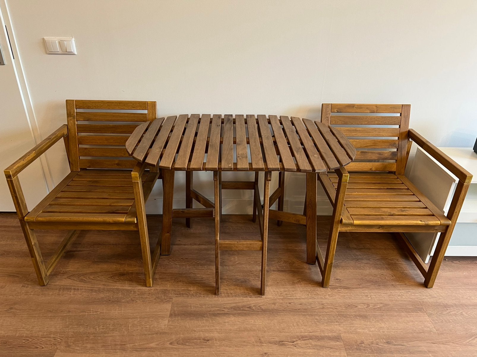Outdoor table and chairs with armrests, Tuin en Terras, Tuinsets en Loungesets, Eettafel, Zo goed als nieuw, Tuinset, Hout